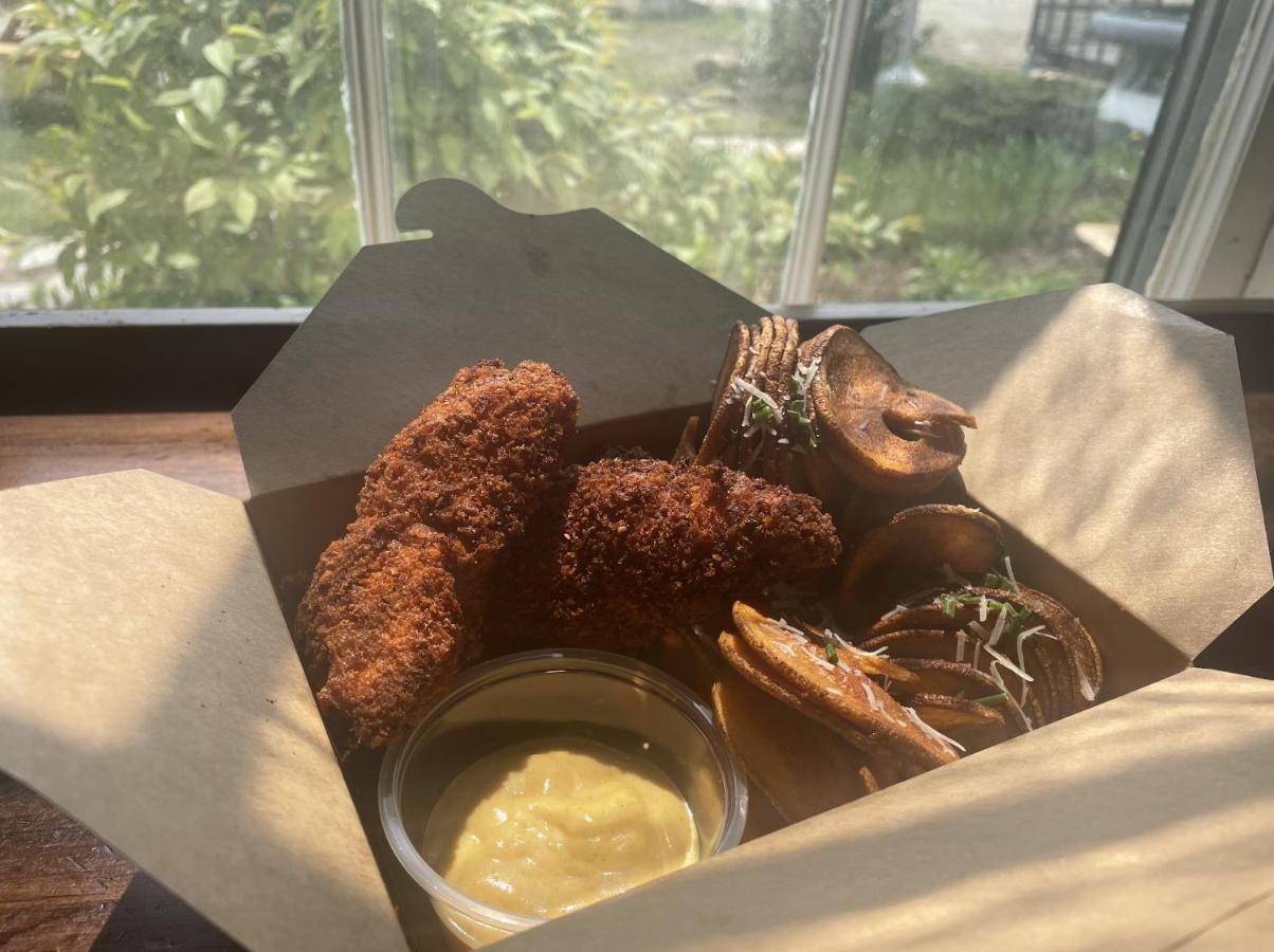 Stone Hearth Inn And Eatery Chester Bagian luar foto